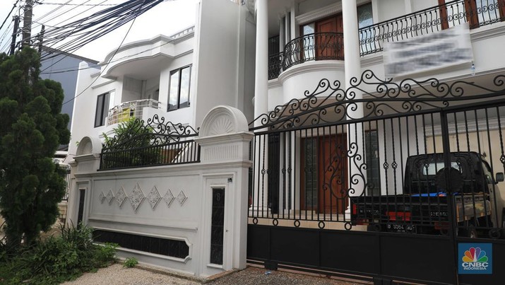 Ilsutrasi properti dijual di Kelapa Gading Pengendara motor melintas di depan rumah yg dijual di kawasan Kelapa Gading, Jakarta, Senin, 24/1/2022. Sektor properti di tahun 2021 lalu masih mengalami tekanan meski sudah lebih baik dari tahun 2020. Kala itu, harga tanah mengalami penurunan cukup dalam. Memasuki tahun 2022, arah perbaikan diakui mulai terlihat namun masih jauh dari normal. Pasalnya, harga-harga tanah termasuk di kawasan Kelapa Gading masih terpangkas hingga jutaan rupiah. Ketua DPC Asosiasi Real Estate Broker Indonesia (AREBI) Jakarta Utara Jopie Hori mengakui memang masih ada penurunan harga tanah. Pantauan CNBC Indonesia dilapangan beberapa toko dijual dan disewa dari berbagai macam loan properti yang berbeda. Meski dikenal kerap tergenang banjir, namun tanah atau hunian di wilayah Kelapa Gading tetap menjadi incaran banyak orang, utamanya mereka yang biasa beraktivitas di wilayah tersebut. Meski banyak dicari namun harganya tetap terkoreksi, terutama di wilayah yang paling mahal di kawasan Jakarta Utara, misalnya perumahan Bukit Gading Villa kawasan Kelapa Gading. (CNBC Indonesia/ Muhammad Sabk)