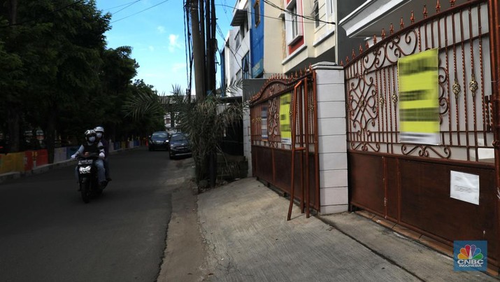 Pengendara motor melintas di depan rumah yg dijual di kawasan Kelapa Gading, Jakarta, Senin, 24/1/2022. Sektor properti di tahun 2021 lalu masih mengalami tekanan meski sudah lebih baik dari tahun 2020. Kala itu, harga tanah mengalami penurunan cukup dalam. Memasuki tahun 2022, arah perbaikan diakui mulai terlihat namun masih jauh dari normal. Pasalnya, harga-harga tanah termasuk di kawasan Kelapa Gading masih terpangkas hingga jutaan rupiah. Ketua DPC Asosiasi Real Estate Broker Indonesia (AREBI) Jakarta Utara Jopie Hori mengakui memang masih ada penurunan harga tanah. Pantauan CNBC Indonesia dilapangan beberapa toko dijual dan disewa dari berbagai macam loan properti yang berbeda. Meski dikenal kerap tergenang banjir, namun tanah atau hunian di wilayah Kelapa Gading tetap menjadi incaran banyak orang, utamanya mereka yang biasa beraktivitas di wilayah tersebut. Meski banyak dicari namun harganya tetap terkoreksi, terutama di wilayah yang paling mahal di kawasan Jakarta Utara, misalnya perumahan Bukit Gading Villa kawasan Kelapa Gading.  (CNBC Indonesia/ Muhammad Sabk)