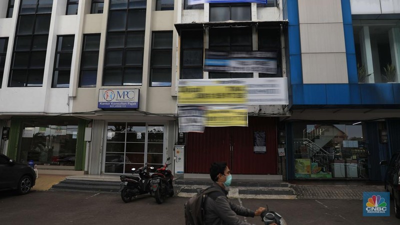 Pengendara motor melintas di depan rumah yg dijual di kawasan Kelapa Gading, Jakarta, Senin, 24/1/2022. Sektor properti di tahun 2021 lalu masih mengalami tekanan meski sudah lebih baik dari tahun 2020. Kala itu, harga tanah mengalami penurunan cukup dalam. Memasuki tahun 2022, arah perbaikan diakui mulai terlihat namun masih jauh dari normal. Pasalnya, harga-harga tanah termasuk di kawasan Kelapa Gading masih terpangkas hingga jutaan rupiah. Ketua DPC Asosiasi Real Estate Broker Indonesia (AREBI) Jakarta Utara Jopie Hori mengakui memang masih ada penurunan harga tanah. Pantauan CNBC Indonesia dilapangan beberapa toko dijual dan disewa dari berbagai macam loan properti yang berbeda. Meski dikenal kerap tergenang banjir, namun tanah atau hunian di wilayah Kelapa Gading tetap menjadi incaran banyak orang, utamanya mereka yang biasa beraktivitas di wilayah tersebut. Meski banyak dicari namun harganya tetap terkoreksi, terutama di wilayah yang paling mahal di kawasan Jakarta Utara, misalnya perumahan Bukit Gading Villa kawasan Kelapa Gading.  (CNBC Indonesia/ Muhammad Sabk)