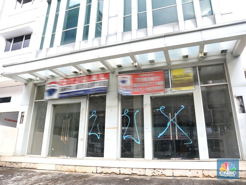 Ilsutrasi properti dijual di Kelapa Gading Pengendara motor melintas di depan rumah yg dijual di kawasan Kelapa Gading, Jakarta, Senin, 24/1/2022. Sektor properti di tahun 2021 lalu masih mengalami tekanan meski sudah lebih baik dari tahun 2020. Kala itu, harga tanah mengalami penurunan cukup dalam. Memasuki tahun 2022, arah perbaikan diakui mulai terlihat namun masih jauh dari normal. Pasalnya, harga-harga tanah termasuk di kawasan Kelapa Gading masih terpangkas hingga jutaan rupiah. Ketua DPC Asosiasi Real Estate Broker Indonesia (AREBI) Jakarta Utara Jopie Hori mengakui memang masih ada penurunan harga tanah. Pantauan CNBC Indonesia dilapangan beberapa toko dijual dan disewa dari berbagai macam loan properti yang berbeda. Meski dikenal kerap tergenang banjir, namun tanah atau hunian di wilayah Kelapa Gading tetap menjadi incaran banyak orang, utamanya mereka yang biasa beraktivitas di wilayah tersebut. Meski banyak dicari namun harganya tetap terkoreksi, terutama di wilayah yang paling mahal di kawasan Jakarta Utara, misalnya perumahan Bukit Gading Villa kawasan Kelapa Gading. (CNBC Indonesia/ Muhammad Sabk)