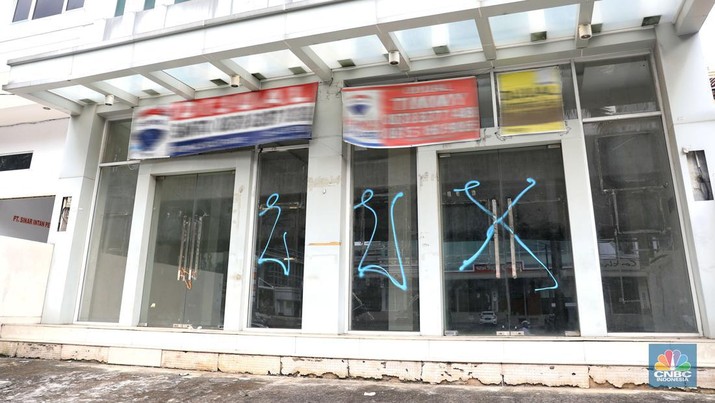 Ilsutrasi properti dijual di Kelapa Gading Pengendara motor melintas di depan rumah yg dijual di kawasan Kelapa Gading, Jakarta, Senin, 24/1/2022. Sektor properti di tahun 2021 lalu masih mengalami tekanan meski sudah lebih baik dari tahun 2020. Kala itu, harga tanah mengalami penurunan cukup dalam. Memasuki tahun 2022, arah perbaikan diakui mulai terlihat namun masih jauh dari normal. Pasalnya, harga-harga tanah termasuk di kawasan Kelapa Gading masih terpangkas hingga jutaan rupiah. Ketua DPC Asosiasi Real Estate Broker Indonesia (AREBI) Jakarta Utara Jopie Hori mengakui memang masih ada penurunan harga tanah. Pantauan CNBC Indonesia dilapangan beberapa toko dijual dan disewa dari berbagai macam loan properti yang berbeda. Meski dikenal kerap tergenang banjir, namun tanah atau hunian di wilayah Kelapa Gading tetap menjadi incaran banyak orang, utamanya mereka yang biasa beraktivitas di wilayah tersebut. Meski banyak dicari namun harganya tetap terkoreksi, terutama di wilayah yang paling mahal di kawasan Jakarta Utara, misalnya perumahan Bukit Gading Villa kawasan Kelapa Gading. (CNBC Indonesia/ Muhammad Sabk)