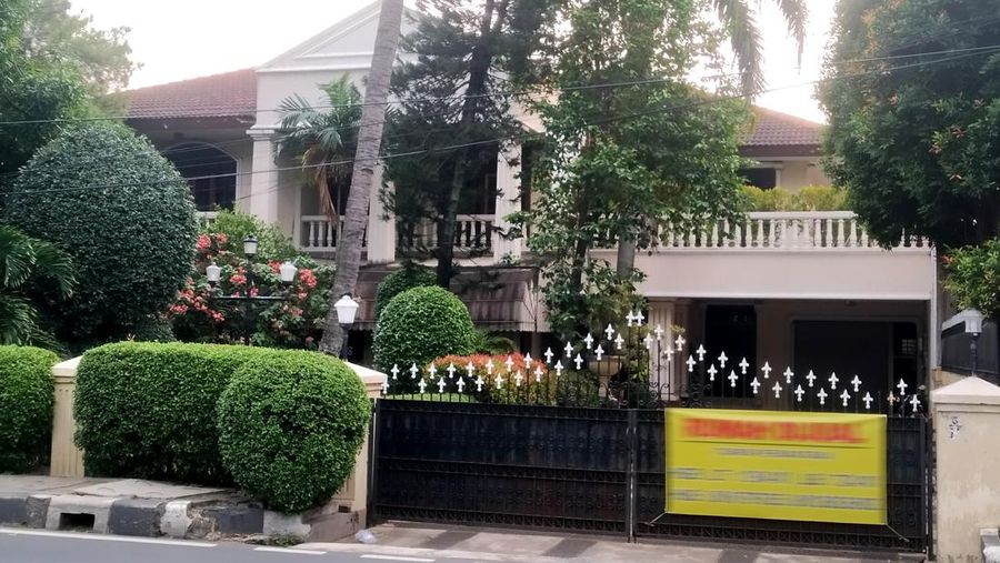 Ilustrasi Rumah Dijual di Kawasan Pondok Indah (Versi Blur)