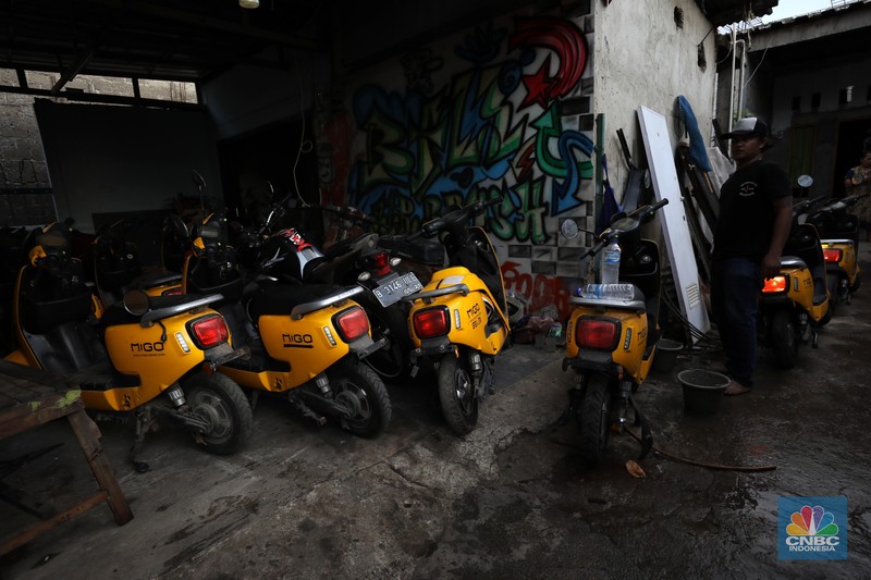 Kebakaran di gudang rental motor listrik MIGO Petugas pemadam kebakaran melakukan pemadaman api yang membakar hudang rental motor listrik MIGO di kawasan Meruya Bara, Jakarta barat, Senin (24/1/2022). Sebanyak enam mobil damkar dikerahkan dalam insiden ini. Belum ada info resmi dari pemilik gudang. Menurut warga sekitar