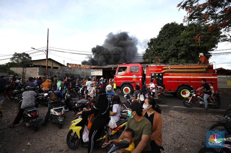 Kebakaran di gudang rental motor listrik MIGO Petugas pemadam kebakaran melakukan pemadaman api yang membakar hudang rental motor listrik MIGO di kawasan Meruya Bara, Jakarta barat, Senin (24/1/2022). Sebanyak enam mobil damkar dikerahkan dalam insiden ini. Belum ada info resmi dari pemilik gudang. Menurut warga sekitar