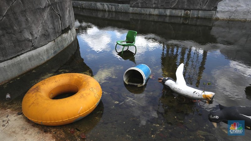 Pekerja melakukan perancangan proyek revitalisasi Taman Mini Indonesia Indah (TMII), Senin (24/1/2022). Snowbay Waterpark dulunya dikenal sebagai wahana favorit anak-anak, sayangnya karena COVID-19, kolam renang dengan berbagai wahana itu harus ditutup selama nyaris 2 tahun. Beberapa kondisi fisik yang terbengkalai terlihat dilokasi ini mulai pintu masuk tiket dan rak tempat penitipan barang. Kondisi Snowbay Waterpark saat ini memang tak terurus karena sudah lama tutup. Sejumlah kolam renang dibiarkan begitu saja hingga airnya keruh. Terlihat juga toko-toko yang dulu menjual perlengkapan renang dan kuliner juga tutup.  
Dikutip dari situs tamanmini.com, Snowbay Waterpark mulanya dirancang secara khusus sebagai taman rekreasi petualangan berkelas dunia berkonsep pegunungan salju
Taman seluas 3 hektar ini dibangun tahun 2008 dan diresmikan pembukaannya oleh ketua Yayasan harapan Kita, Hj. Siti Hardiyanti Rukmana pada tanggal 19 April 2009. Sebelumnya, taman ini adalah Taman Rekreasi Ambar Tirta. (CNBC Indonesia/ Tri Susilo)