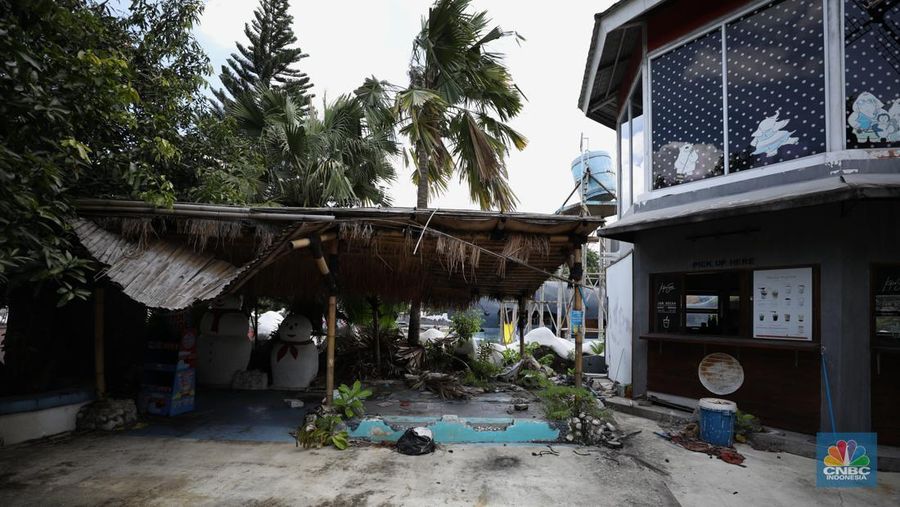 Pekerja melakukan perancangan proyek revitalisasi Taman Mini Indonesia Indah (TMII), Senin (24/1/2022). Snowbay Waterpark dulunya dikenal sebagai wahana favorit anak-anak, sayangnya karena COVID-19, kolam renang dengan berbagai wahana itu harus ditutup selama nyaris 2 tahun. Beberapa kondisi fisik yang terbengkalai terlihat dilokasi ini mulai pintu masuk tiket dan rak tempat penitipan barang. Kondisi Snowbay Waterpark saat ini memang tak terurus karena sudah lama tutup. Sejumlah kolam renang dibiarkan begitu saja hingga airnya keruh. Terlihat juga toko-toko yang dulu menjual perlengkapan renang dan kuliner juga tutup.
Dikutip dari situs tamanmini.com, Snowbay Waterpark mulanya dirancang secara khusus sebagai taman rekreasi petualangan berkelas dunia berkonsep pegunungan salju
Taman seluas 3 hektar ini dibangun tahun 2008 dan diresmikan pembukaannya oleh ketua Yayasan harapan Kita, Hj. Siti Hardiyanti Rukmana pada tanggal 19 April 2009. Sebelumnya, taman ini adalah Taman Rekreasi Ambar Tirta. (CNBC Indonesia/ Tri Susilo)