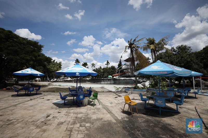 Kondisi SnowBay Waterpark di Taman Mini Indonesia Indah (TMII), Senin (24/1/2022). Pekerja melakukan perancangan proyek revitalisasi Taman Mini Indonesia Indah (TMII), Senin (24/1/2022). Snowbay Waterpark dulunya dikenal sebagai wahana favorit anak-anak, sayangnya karena COVID-19, kolam renang dengan berbagai wahana itu harus ditutup selama nyaris 2 tahun. Beberapa kondisi fisik yang terbengkalai terlihat dilokasi ini mulai pintu masuk tiket dan rak tempat penitipan barang. Kondisi Snowbay Waterpark saat ini memang tak terurus karena sudah lama tutup. Sejumlah kolam renang dibiarkan begitu saja hingga airnya keruh. Terlihat juga toko-toko yang dulu menjual perlengkapan renang dan kuliner juga tutup.
Dikutip dari situs tamanmini.com, Snowbay Waterpark mulanya dirancang secara khusus sebagai taman rekreasi petualangan berkelas dunia berkonsep pegunungan salju
Taman seluas 3 hektar ini dibangun tahun 2008 dan diresmikan pembukaannya oleh ketua Yayasan harapan Kita, Hj. Siti Hardiyanti Rukmana pada tanggal 19 April 2009. Sebelumnya, taman ini adalah Taman Rekreasi Ambar Tirta. (CNBC Indonesia/ Tri Susilo)