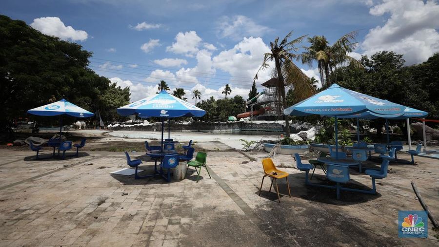 Pekerja melakukan perancangan proyek revitalisasi Taman Mini Indonesia Indah (TMII), Senin (24/1/2022). Snowbay Waterpark dulunya dikenal sebagai wahana favorit anak-anak, sayangnya karena COVID-19, kolam renang dengan berbagai wahana itu harus ditutup selama nyaris 2 tahun. Beberapa kondisi fisik yang terbengkalai terlihat dilokasi ini mulai pintu masuk tiket dan rak tempat penitipan barang. Kondisi Snowbay Waterpark saat ini memang tak terurus karena sudah lama tutup. Sejumlah kolam renang dibiarkan begitu saja hingga airnya keruh. Terlihat juga toko-toko yang dulu menjual perlengkapan renang dan kuliner juga tutup.
Dikutip dari situs tamanmini.com, Snowbay Waterpark mulanya dirancang secara khusus sebagai taman rekreasi petualangan berkelas dunia berkonsep pegunungan salju
Taman seluas 3 hektar ini dibangun tahun 2008 dan diresmikan pembukaannya oleh ketua Yayasan harapan Kita, Hj. Siti Hardiyanti Rukmana pada tanggal 19 April 2009. Sebelumnya, taman ini adalah Taman Rekreasi Ambar Tirta. (CNBC Indonesia/ Tri Susilo)