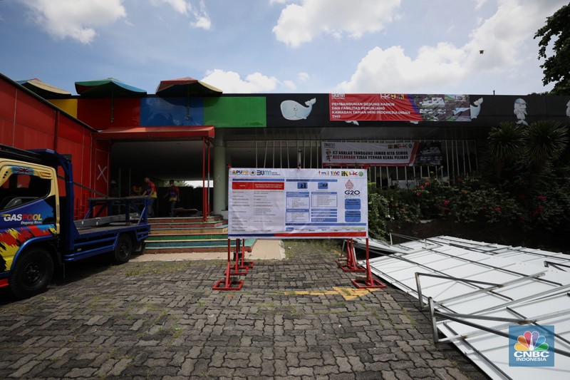 Pekerja melakukan perancangan proyek revitalisasi Taman Mini Indonesia Indah (TMII), Senin (24/1/2022). Snowbay Waterpark dulunya dikenal sebagai wahana favorit anak-anak, sayangnya karena COVID-19, kolam renang dengan berbagai wahana itu harus ditutup selama nyaris 2 tahun. Beberapa kondisi fisik yang terbengkalai terlihat dilokasi ini mulai pintu masuk tiket dan rak tempat penitipan barang. Kondisi Snowbay Waterpark saat ini memang tak terurus karena sudah lama tutup. Sejumlah kolam renang dibiarkan begitu saja hingga airnya keruh. Terlihat juga toko-toko yang dulu menjual perlengkapan renang dan kuliner juga tutup.  
Dikutip dari situs tamanmini.com, Snowbay Waterpark mulanya dirancang secara khusus sebagai taman rekreasi petualangan berkelas dunia berkonsep pegunungan salju
Taman seluas 3 hektar ini dibangun tahun 2008 dan diresmikan pembukaannya oleh ketua Yayasan harapan Kita, Hj. Siti Hardiyanti Rukmana pada tanggal 19 April 2009. Sebelumnya, taman ini adalah Taman Rekreasi Ambar Tirta. (CNBC Indonesia/ Tri Susilo)