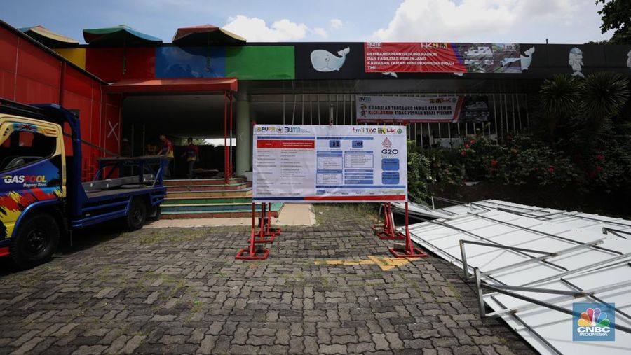 Pekerja melakukan perancangan proyek revitalisasi Taman Mini Indonesia Indah (TMII), Senin (24/1/2022). Snowbay Waterpark dulunya dikenal sebagai wahana favorit anak-anak, sayangnya karena COVID-19, kolam renang dengan berbagai wahana itu harus ditutup selama nyaris 2 tahun. Beberapa kondisi fisik yang terbengkalai terlihat dilokasi ini mulai pintu masuk tiket dan rak tempat penitipan barang. Kondisi Snowbay Waterpark saat ini memang tak terurus karena sudah lama tutup. Sejumlah kolam renang dibiarkan begitu saja hingga airnya keruh. Terlihat juga toko-toko yang dulu menjual perlengkapan renang dan kuliner juga tutup.  
Dikutip dari situs tamanmini.com, Snowbay Waterpark mulanya dirancang secara khusus sebagai taman rekreasi petualangan berkelas dunia berkonsep pegunungan salju
Taman seluas 3 hektar ini dibangun tahun 2008 dan diresmikan pembukaannya oleh ketua Yayasan harapan Kita, Hj. Siti Hardiyanti Rukmana pada tanggal 19 April 2009. Sebelumnya, taman ini adalah Taman Rekreasi Ambar Tirta. (CNBC Indonesia/ Tri Susilo)