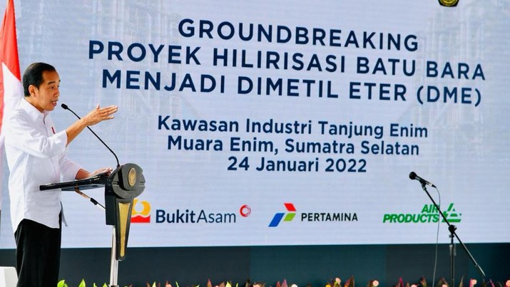 Presdien Joko Widodo (Jokowi) Saat Groundbreaking Proyek Hilirisasi Batu Bara Menjadi Dimetil Eter, Kab. Muara Enim, Senin (24/1/222). (Foto: BPMI Setpres)