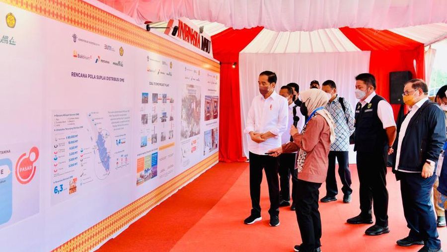 Presdien Joko Widodo (Jokowi) Saat Groundbreaking Proyek Hilirisasi Batu Bara Menjadi Dimetil Eter, Kab. Muara Enim, Senin (24/1/222). (Foto: BPMI Setpres)