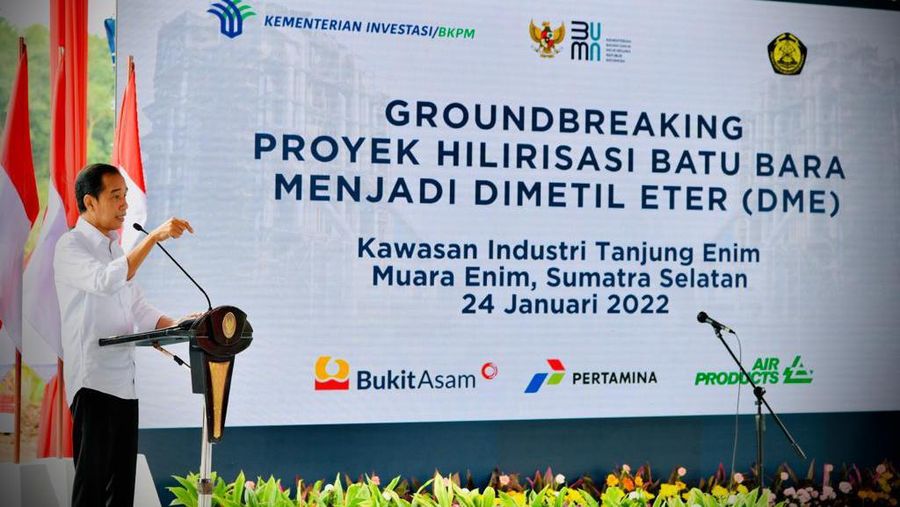 Presdien Joko Widodo (Jokowi) Saat Groundbreaking Proyek Hilirisasi Batu Bara Menjadi Dimetil Eter, Kab. Muara Enim, Senin (24/1/222). (Foto: BPMI Setpres)