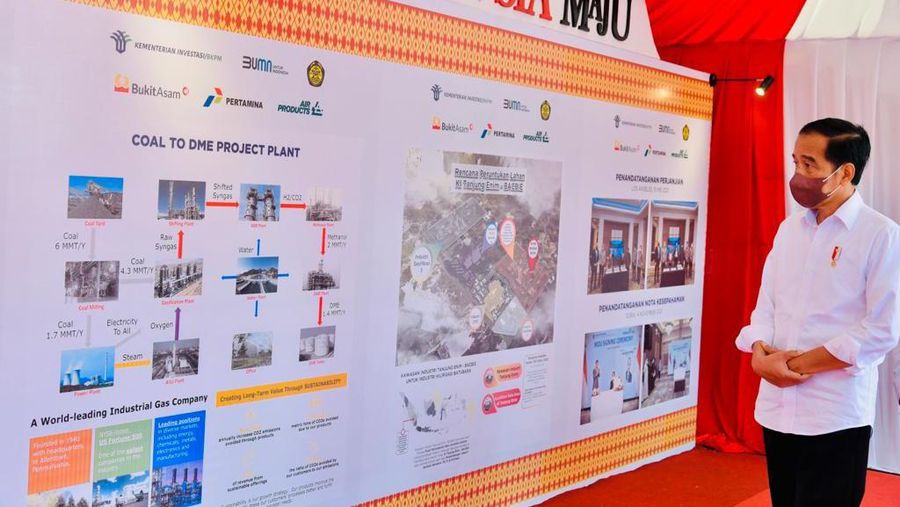 Presdien Joko Widodo (Jokowi) Saat Groundbreaking Proyek Hilirisasi Batu Bara Menjadi Dimetil Eter, Kab. Muara Enim, Senin (24/1/222). (Foto: BPMI Setpres)