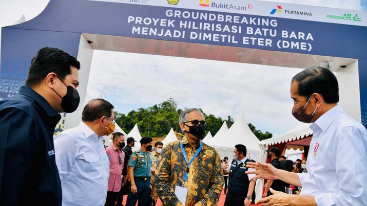 Presdien Joko Widodo (Jokowi) Saat Groundbreaking Proyek Hilirisasi Batu Bara Menjadi Dimetil Eter, Kab. Muara Enim, Senin (24/1/222). (Foto: BPMI Setpres)