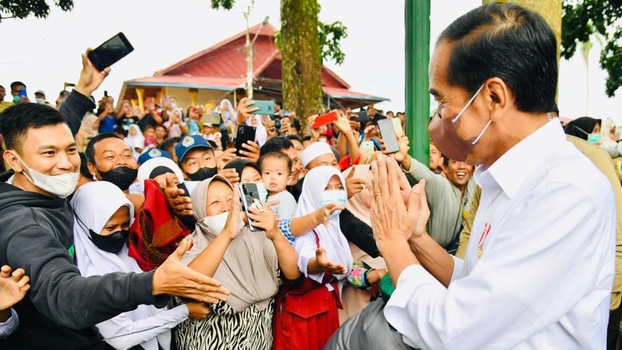 Presiden Joko Widido (Jokowi) Saat Melakukan Kunjungan Kerja di di Lapangan Merdeka, Kota Pagar Alam, Senin (24/1/2022). (Biro Pers Sekretariat Presiden/Laily Rachev)