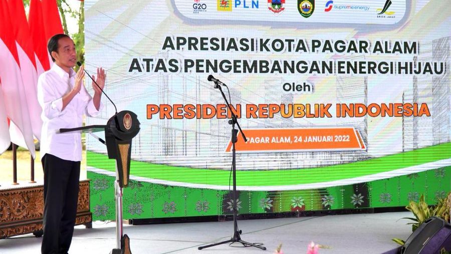 Presiden Joko Widido (Jokowi) Saat Melakukan Kunjungan Kerja di di Lapangan Merdeka, Kota Pagar Alam, Senin (24/1/2022). (Biro Pers Sekretariat Presiden/Laily Rachev)