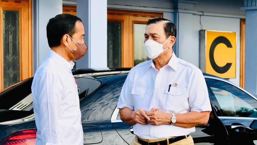 Presiden Joko Widodo (Jokowi) Berbincang dengan Menko Marves Luhut Binsar Saat Akan Melakukan Kunjungan Kerja  ke Provinsi Sumatera Selatan (Sumsel) di Pangkalan TNI AU Halim Perdanakusuma, Jakarta, Senin (24/1/2022). (Biro Pers Sekretariat Presiden/Laily Rachev)