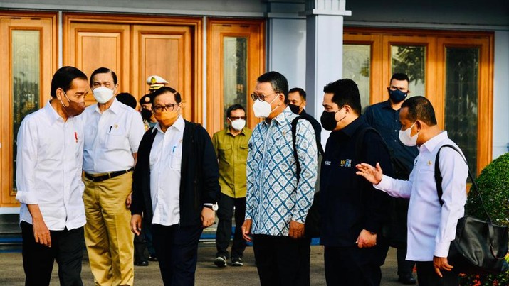 Presiden Joko Widodo (Jokowi) bersiap untuk menaiki pesaat Saat Melakukan Kunjungan Kerja  ke Provinsi Sumatera Selatan (Sumsel) di Pangkalan TNI AU Halim Perdanakusuma, Jakarta, Senin (24/1/2022). (Biro Pers Sekretariat Presiden/Laily Rachev)