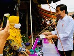 Jokowi Beraksi di Pasar Sumsel: Beli Cabai Hingga Bagi Bansos