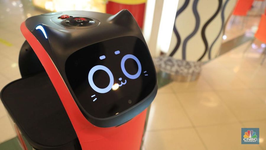 Bellabot, robot pesan-antar makanan sedang diujicoba di area Food Temptation Mal Kelapa Gading Jakarta, Senin (24/1/2022). Penggunaan robot ditujukan mempermudah mitra driver saat menggunakan fitur order sekaligus sehingga cukup mengambil pesanan di satu titik pengumpulan (pick up point) dan mengurangi antrean. Layanan pesan antar makanan GoFood memperkenalkan teknologi robot otomatis untuk mendukung pemesanan makanan melalui fitur Order Sekaligus. Inovasi ini menempatkan GoFood sebagai perusahaan pertama yang memanfaatkan Sistem Kendaraan Tak Berawak (unmanned vehicle system/UVS) untuk layanan pesan antar makanan di Indonesia. Robot Otomatis yang digunakan ini berfungsi mengonsolidasi pesanan dalam fitur GoFood Order Sekaligus dari berbagai mitra UMKM yang berada di area Food Temptation MKG. Setelah itu, robot akan menyerahkan pesanan ke gerai kasir sebagai titik pengumpulan. Pesanan yang sudah selesai kemudian bisa diambil mitra pengemudi untuk diantar ke alamat para pemesan. Diharapkan hadirnya inovasi ini juga dapat mempermudah mitra pengemudi dalam mengambil pesanan Order Sekaligus. Order Sekaligus sendiri adalah salah satu fitur GoFood yang memungkinkan pelanggan memesan makanan/minuman dari banyak resto sekaligus di satu lokasi melalui satu pengiriman. Fitur Order Sekaligus kini bisa dimanfaatkan di 41 lokasi di 7 kota besar termasuk Jabodetabek, Bandung dan Surabaya. Hingga pertengahan 2021, ekspansi lokasi untuk Order Sekaligus ini meningkat 8 kali sejak diperkenalkan pada September 2020. (CNBC Indonesia/ Muhammad Sabki)