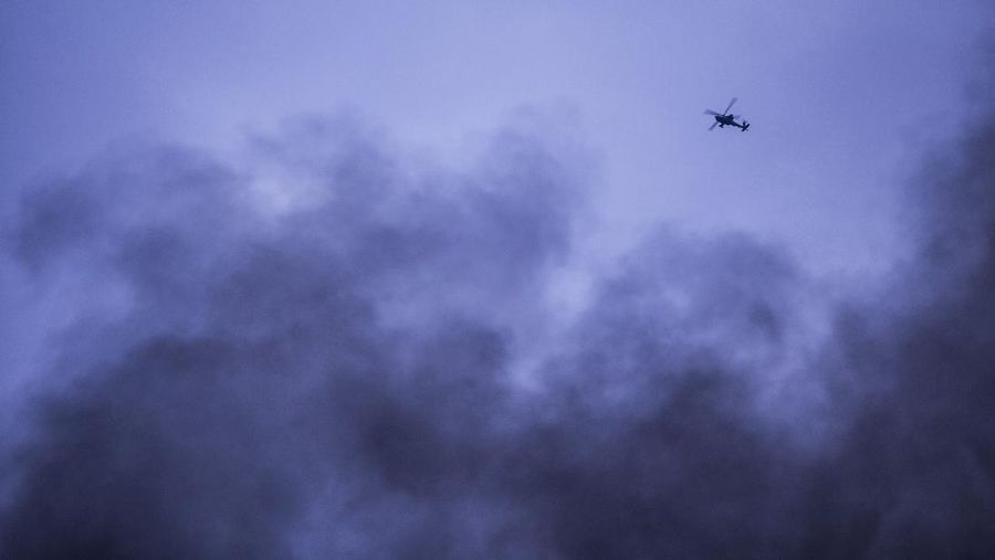 Helikopter Amerika Serikat terbang di atas Hassakeh, timur laut  Suriah, Senin (24/1/2022). Bentrokan antara pejuang Kurdi Suriah yang didukung AS dan kelompok teroris ISIS berlanjut untuk hari keempat Minggu di dekat penjara di timur laut Suriah yang menampung ribuan anggota ISIS, kata pasukan Kurdi. (AP Photo/Baderkhan Ahmad)