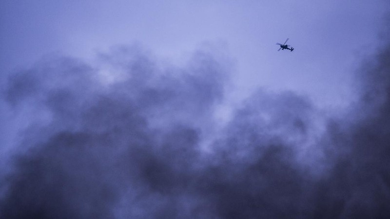 Helikopter Amerika Serikat terbang di atas Hassakeh, timur laut  Suriah, Senin (24/1/2022). Bentrokan antara pejuang Kurdi Suriah yang didukung AS dan kelompok teroris ISIS berlanjut untuk hari keempat Minggu di dekat penjara di timur laut Suriah yang menampung ribuan anggota ISIS, kata pasukan Kurdi. (AP Photo/Baderkhan Ahmad)