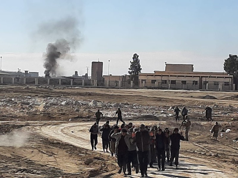 Bentrokan antara pejuang Kurdi Suriah dengan ISIS Pejuang Pasukan Demokratik Suriah yang dipimpin Kurdi menjaga sebuah pos pemeriksaan di Hassakeh, timur laut Suriah, Senin (24/1/2022). Bentrokan antara pejuang Kurdi Suriah yang didukung AS dan kelompok teroris ISIS berlanjut untuk hari keempat Minggu di dekat penjara di timur laut Suriah yang menampung ribuan anggota ISIS, kata pasukan Kurdi. (AP Photo/Baderkhan Ahmad)