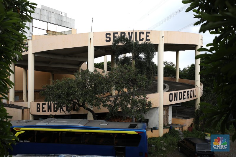Serpong Plaza yang sudah tak beroperasi Sejumlah anak melewati bangunan Serpong Plaza yang kosong tak berpenghuni di Kawasan Jalan raya Serpong, Tangerang, Selasa (25/1/2022).
Mall Serpong yang berada di Jalan Raya Serpong, Serpong, Tangerang Selatan ini sudah tidak digunakan dan terkesan menyeramkan.
Didepan lokasi terpasang pembatas seng dan benner bertuliskan