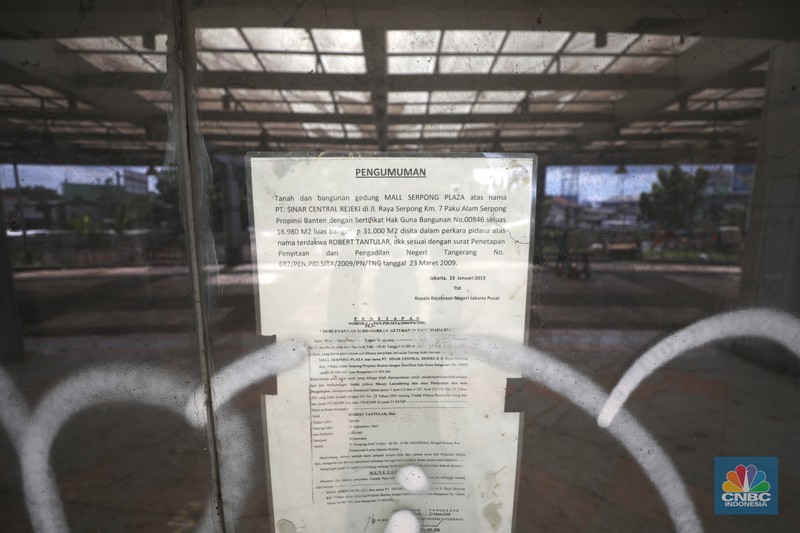 Serpong Plaza yang sudah tak beroperasi Sejumlah anak melewati bangunan Serpong Plaza yang kosong tak berpenghuni di Kawasan Jalan raya Serpong, Tangerang, Selasa (25/1/2022).
Mall Serpong yang berada di Jalan Raya Serpong, Serpong, Tangerang Selatan ini sudah tidak digunakan dan terkesan menyeramkan.
Didepan lokasi terpasang pembatas seng dan benner bertuliskan