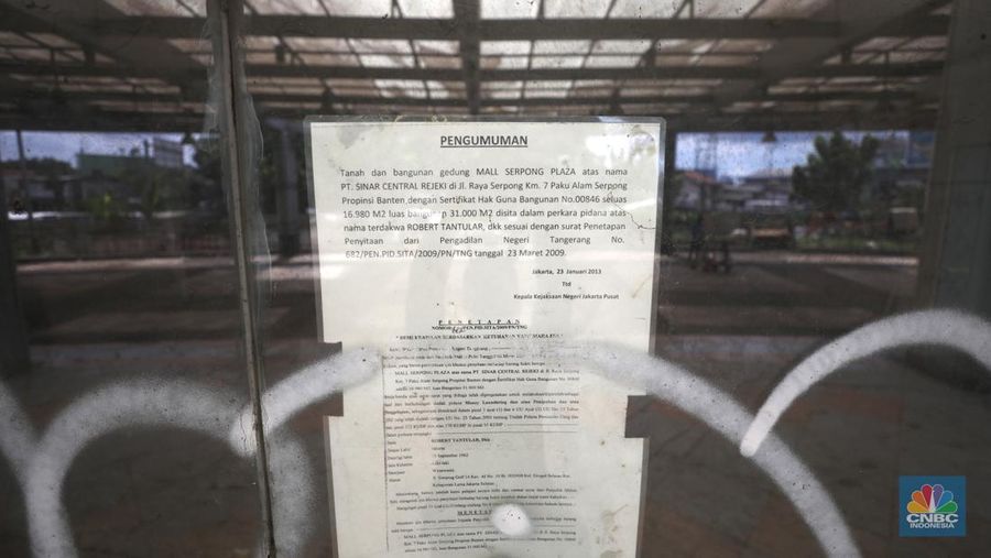 Sejumlah anak melewati bangunan Serpong Plaza yang kosong tak berpenghuni di Kawasan Jalan raya Serpong, Tangerang, Selasa (25/1/2022). 
Mall Serpong yang berada di Jalan Raya Serpong, Serpong, Tangerang Selatan ini sudah tidak digunakan dan terkesan menyeramkan.
Didepan lokasi terpasang pembatas seng dan benner bertuliskan 