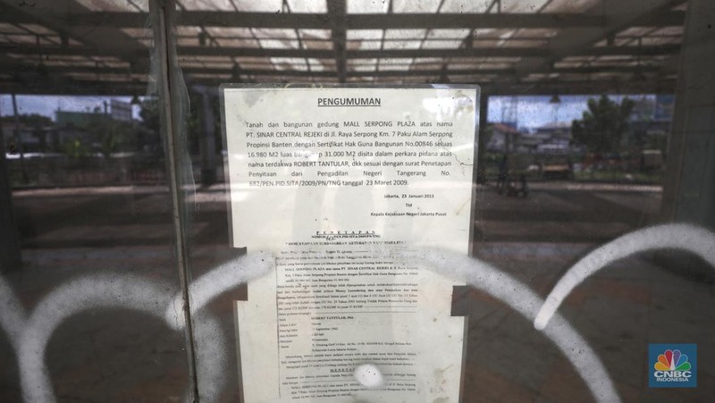 Sejumlah anak melewati bangunan Serpong Plaza yang kosong tak berpenghuni di Kawasan Jalan raya Serpong, Tangerang, Selasa (25/1/2022). 
Mall Serpong yang berada di Jalan Raya Serpong, Serpong, Tangerang Selatan ini sudah tidak digunakan dan terkesan menyeramkan.
Didepan lokasi terpasang pembatas seng dan benner bertuliskan 