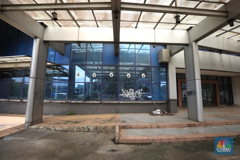 Serpong Plaza yang sudah tak beroperasi Sejumlah anak melewati bangunan Serpong Plaza yang kosong tak berpenghuni di Kawasan Jalan raya Serpong, Tangerang, Selasa (25/1/2022).
Mall Serpong yang berada di Jalan Raya Serpong, Serpong, Tangerang Selatan ini sudah tidak digunakan dan terkesan menyeramkan.
Didepan lokasi terpasang pembatas seng dan benner bertuliskan
