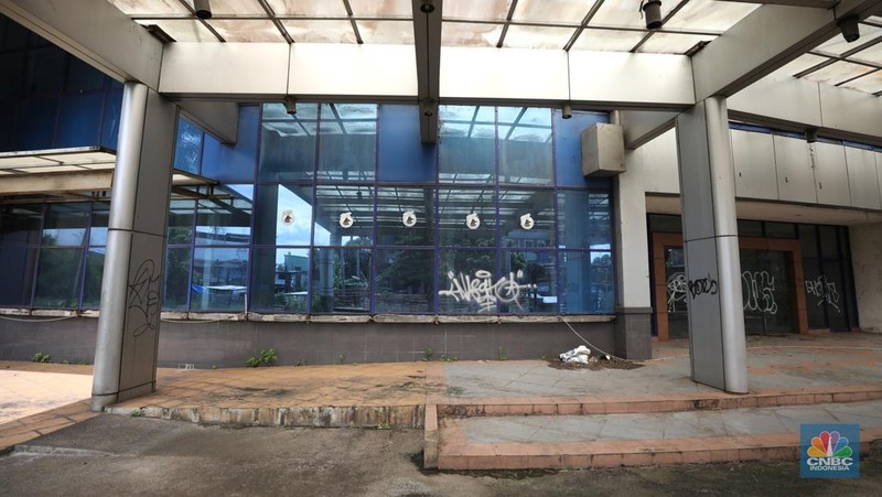 Sejumlah anak melewati bangunan Serpong Plaza yang kosong tak berpenghuni di Kawasan Jalan raya Serpong, Tangerang, Selasa (25/1/2022). 
Mall Serpong yang berada di Jalan Raya Serpong, Serpong, Tangerang Selatan ini sudah tidak digunakan dan terkesan menyeramkan.
Didepan lokasi terpasang pembatas seng dan benner bertuliskan 