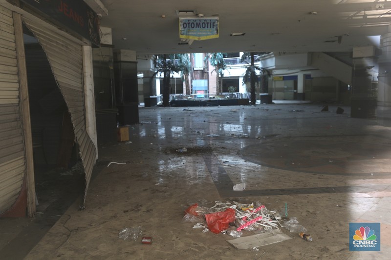 Serpong Plaza yang sudah tak beroperasi Sejumlah anak melewati bangunan Serpong Plaza yang kosong tak berpenghuni di Kawasan Jalan raya Serpong, Tangerang, Selasa (25/1/2022).
Mall Serpong yang berada di Jalan Raya Serpong, Serpong, Tangerang Selatan ini sudah tidak digunakan dan terkesan menyeramkan.
Didepan lokasi terpasang pembatas seng dan benner bertuliskan