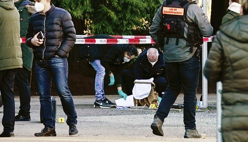 Petugas polisi memasuki TKP di halaman Universitas Heidelberg di Heidelberg, Jerman, Senin, (24/1/2022). Polisi Jerman mengatakan seorang pria bersenjata melukai beberapa orang di ruang kuliah. Polisi mengatakan dalam sebuah pernyataan singkat bahwa pelaku telah meninggal tetapi tidak memberikan rincian tentang bagaimana itu terjadi. (AP Photo/Michael Probst)