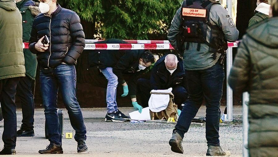 Petugas polisi memasuki TKP di halaman Universitas Heidelberg di Heidelberg, Jerman, Senin, (24/1/2022). Polisi Jerman mengatakan seorang pria bersenjata melukai beberapa orang di ruang kuliah. Polisi mengatakan dalam sebuah pernyataan singkat bahwa pelaku telah meninggal tetapi tidak memberikan rincian tentang bagaimana itu terjadi. (AP Photo/Michael Probst)