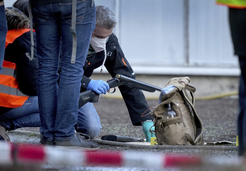 Petugas polisi memasuki TKP di halaman Universitas Heidelberg di Heidelberg, Jerman, Senin, (24/1/2022). Polisi Jerman mengatakan seorang pria bersenjata melukai beberapa orang di ruang kuliah. Polisi mengatakan dalam sebuah pernyataan singkat bahwa pelaku telah meninggal tetapi tidak memberikan rincian tentang bagaimana itu terjadi. (AP Photo/Michael Probst)