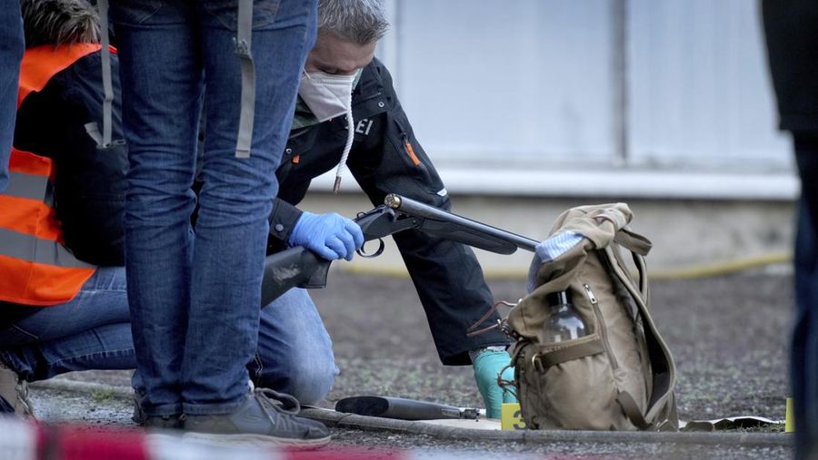 Petugas polisi memasuki TKP di halaman Universitas Heidelberg di Heidelberg, Jerman, Senin, (24/1/2022). Polisi Jerman mengatakan seorang pria bersenjata melukai beberapa orang di ruang kuliah. Polisi mengatakan dalam sebuah pernyataan singkat bahwa pelaku telah meninggal tetapi tidak memberikan rincian tentang bagaimana itu terjadi. (AP Photo/Michael Probst)