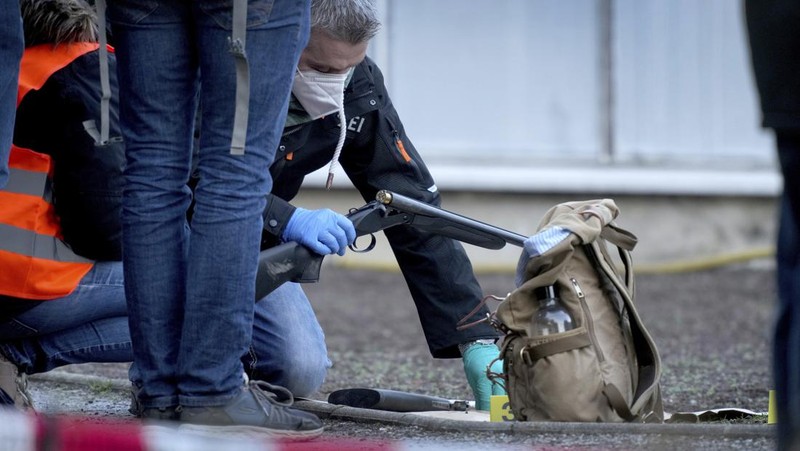 Petugas polisi memasuki TKP di halaman Universitas Heidelberg di Heidelberg, Jerman, Senin, (24/1/2022). Polisi Jerman mengatakan seorang pria bersenjata melukai beberapa orang di ruang kuliah. Polisi mengatakan dalam sebuah pernyataan singkat bahwa pelaku telah meninggal tetapi tidak memberikan rincian tentang bagaimana itu terjadi. (AP Photo/Michael Probst)