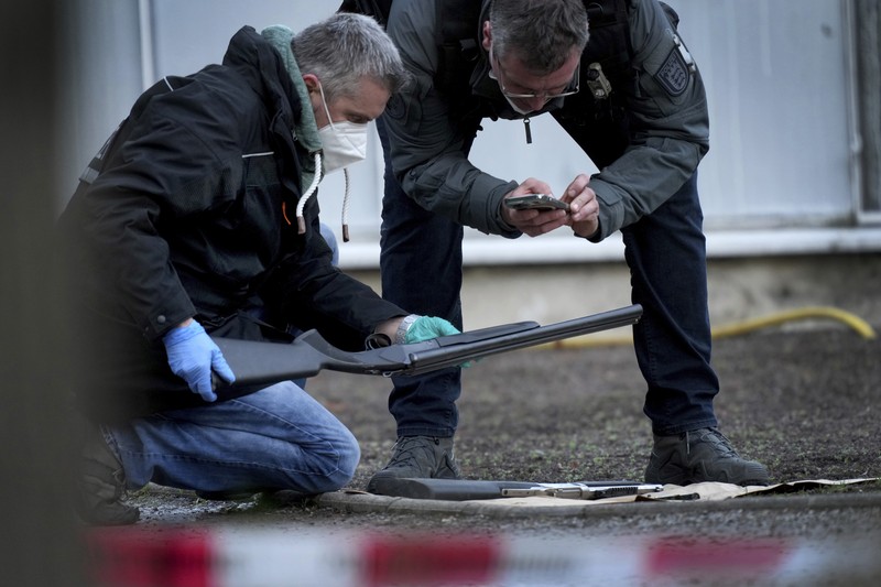Penembakan di Kampus Jerman Petugas polisi memasuki TKP di halaman Universitas Heidelberg di Heidelberg, Jerman, Senin, (24/1/2022). Polisi Jerman mengatakan seorang pria bersenjata melukai beberapa orang di ruang kuliah. Polisi mengatakan dalam sebuah pernyataan singkat bahwa pelaku telah meninggal tetapi tidak memberikan rincian tentang bagaimana itu terjadi. (AP Photo/Michael Probst)