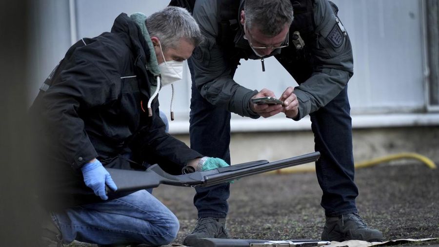 Petugas polisi memasuki TKP di halaman Universitas Heidelberg di Heidelberg, Jerman, Senin, (24/1/2022). Polisi Jerman mengatakan seorang pria bersenjata melukai beberapa orang di ruang kuliah. Polisi mengatakan dalam sebuah pernyataan singkat bahwa pelaku telah meninggal tetapi tidak memberikan rincian tentang bagaimana itu terjadi. (AP Photo/Michael Probst)