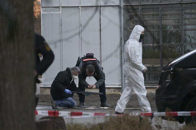 Petugas polisi memasuki TKP di halaman Universitas Heidelberg di Heidelberg, Jerman, Senin, (24/1/2022). Polisi Jerman mengatakan seorang pria bersenjata melukai beberapa orang di ruang kuliah. Polisi mengatakan dalam sebuah pernyataan singkat bahwa pelaku telah meninggal tetapi tidak memberikan rincian tentang bagaimana itu terjadi. (AP Photo/Michael Probst)