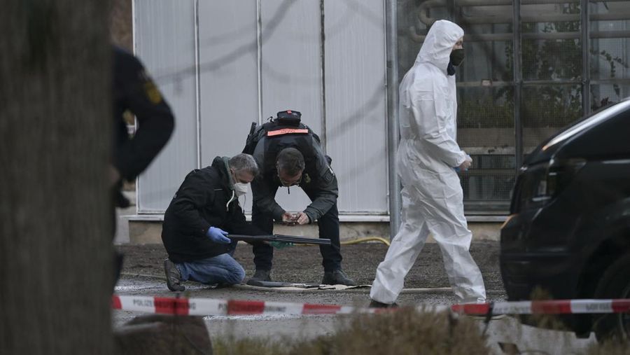 Petugas polisi memasuki TKP di halaman Universitas Heidelberg di Heidelberg, Jerman, Senin, (24/1/2022). Polisi Jerman mengatakan seorang pria bersenjata melukai beberapa orang di ruang kuliah. Polisi mengatakan dalam sebuah pernyataan singkat bahwa pelaku telah meninggal tetapi tidak memberikan rincian tentang bagaimana itu terjadi. (AP Photo/Michael Probst)