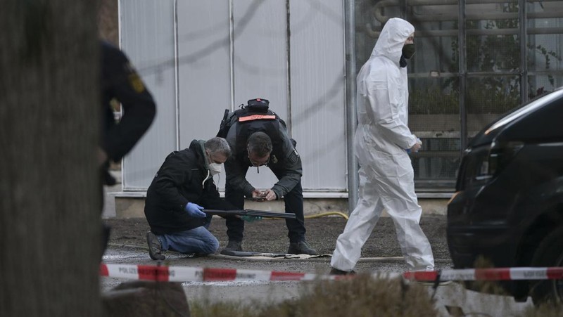 Petugas polisi memasuki TKP di halaman Universitas Heidelberg di Heidelberg, Jerman, Senin, (24/1/2022). Polisi Jerman mengatakan seorang pria bersenjata melukai beberapa orang di ruang kuliah. Polisi mengatakan dalam sebuah pernyataan singkat bahwa pelaku telah meninggal tetapi tidak memberikan rincian tentang bagaimana itu terjadi. (AP Photo/Michael Probst)