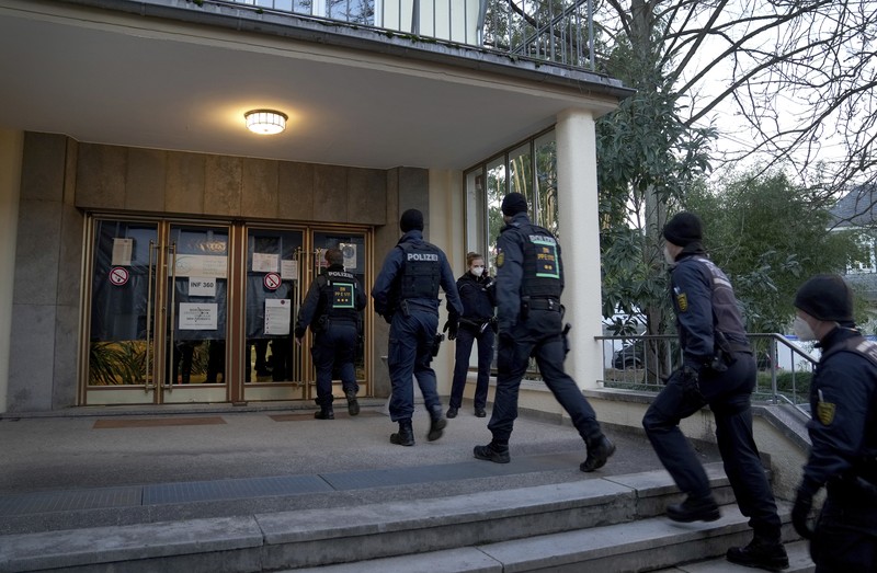 Petugas polisi memasuki TKP di halaman Universitas Heidelberg di Heidelberg, Jerman, Senin, (24/1/2022). Polisi Jerman mengatakan seorang pria bersenjata melukai beberapa orang di ruang kuliah. Polisi mengatakan dalam sebuah pernyataan singkat bahwa pelaku telah meninggal tetapi tidak memberikan rincian tentang bagaimana itu terjadi. (AP Photo/Michael Probst)