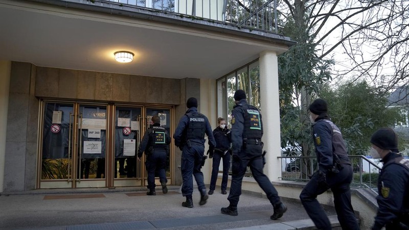 Petugas polisi memasuki TKP di halaman Universitas Heidelberg di Heidelberg, Jerman, Senin, (24/1/2022). Polisi Jerman mengatakan seorang pria bersenjata melukai beberapa orang di ruang kuliah. Polisi mengatakan dalam sebuah pernyataan singkat bahwa pelaku telah meninggal tetapi tidak memberikan rincian tentang bagaimana itu terjadi. (AP Photo/Michael Probst)