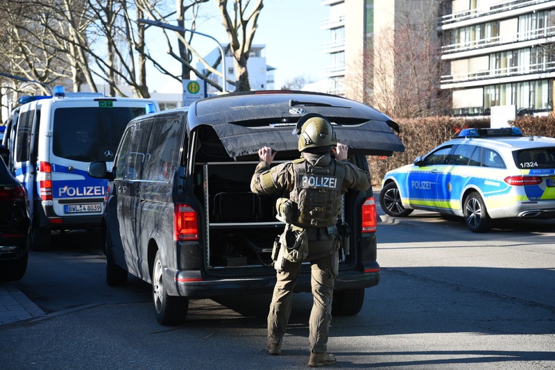Petugas polisi memasuki TKP di halaman Universitas Heidelberg di Heidelberg, Jerman, Senin, (24/1/2022). Polisi Jerman mengatakan seorang pria bersenjata melukai beberapa orang di ruang kuliah. Polisi mengatakan dalam sebuah pernyataan singkat bahwa pelaku telah meninggal tetapi tidak memberikan rincian tentang bagaimana itu terjadi. (AP Photo/Michael Probst)