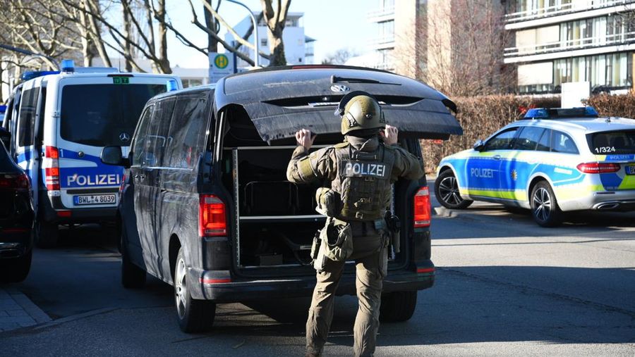 Petugas polisi memasuki TKP di halaman Universitas Heidelberg di Heidelberg, Jerman, Senin, (24/1/2022). Polisi Jerman mengatakan seorang pria bersenjata melukai beberapa orang di ruang kuliah. Polisi mengatakan dalam sebuah pernyataan singkat bahwa pelaku telah meninggal tetapi tidak memberikan rincian tentang bagaimana itu terjadi. (AP Photo/Michael Probst)