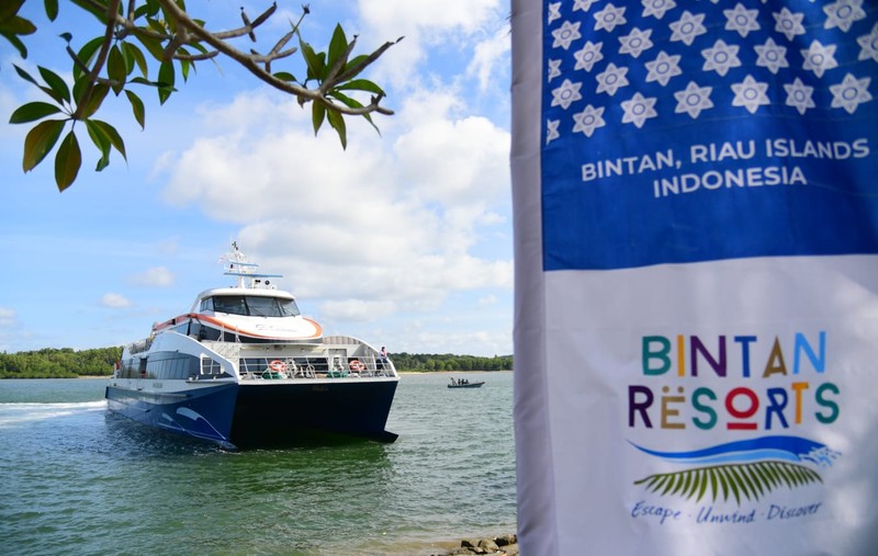 Perdana Menteri Singapura Lee Hsien Loong tiba di Bintan untuk melakukan pertemuan dengan Presiden Joko Widodo (Jokowi) di Kabupaten Bintan Perdana Menteri Singapura Lee Hsien Loong tiba di Bintan untuk melakukan pertemuan dengan Presiden Joko Widodo (Jokowi) di Kabupaten Bintan, Kepulauan Riau, Selasa (25/1/2022). (Laily Rachev - Biro Pers Sekretariat Presiden)